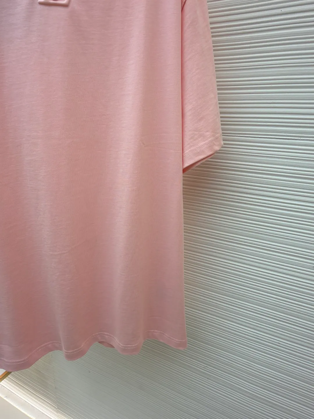 LOUISVUITTON embossed small label T-shirt ●Authentic product: purchased and developed by 6311 ●Item number: 1682337-A00 ●Fabric: pure cotton fabric ●Technology: embossed production ●Version: fitted version ●Weight: about 315 grams ●Size: XS-S-M-L ●Description: Fabric is 40S/2 Double-strand smooth cotton plain weave, dust-free wool processing; matching 40s single-strand combed cotton, 280g cylindrical machine rib. The front panel is stamped and filled. After low-temperature stamping with a steel stamp, the inside is filled with foam cotton. The bottom surface is directly sealed with low-temperature hot melt glue at 80 degrees Celsius. The integrated machine operation makes the relief pattern three-dimensional and full and stylish. High-quality products require natural and beautiful products. The overall wiring is straight and delicate, the fabric is comfortable and soft, and the color is consistent without color difference. It can be matched with the same style to create a fashionable look and control various occasions. Customized accessories, complete with three standards, same style for men and women!